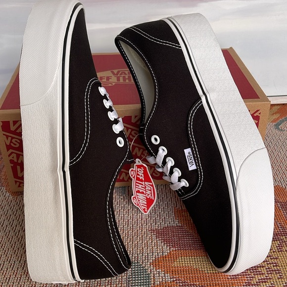 Vans Men’s Authentic Stacked
Canvas Black/True White
VN0A5KXXBMX
Platforms - Picture 11 of 16